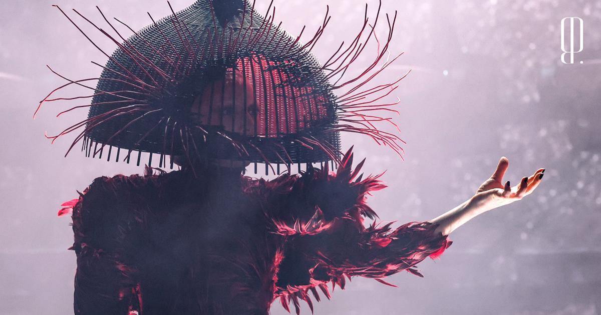 Теперь моя мама полюбит шоу 68 я Грэмми в 25 кадрах Главная музыкальная премия подошла к концу Как и ожидалось Оливия Дин получила статуэтку в номинации Лучший новый исполнитель Кендрик Ламар побил все рэп рекорды а Билли Айлиш наконец взяла реванш с песней Wildflower Главную же награду Альбом года отхватили не они а король реггетона Bad Bunny Вспоминаем самое яркое с прошедшего вечера Леди Гагу с ловушкой для крабов на голове трогательный трибьют Оззи Осборну безудержное fuck и целый спектакль от Тайлера в 25 фотографиях отобранных Иваном Чекаловым The Blueprint