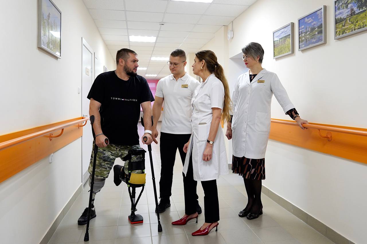 В Клиническом центре медицинской реабилитации открылся новый палатный блок для участников СВО Здесь созданы комфортные условия для круглосуточного пребывания бойцов в стационаре Маломестные палаты душевые буфет спортзал и кабинет психолога чтобы в любое время можно было получить консультацию и лечение Сюда поступают пациенты восстановить свое здоровье после проведенного лечения ранений травм ампутаций сопутствующих заболеваний С ними работает профессиональная команда специалистов врачи реабилитологи неврологи травматологи ортопеды кардиологи терапевты Направление на реабилитацию участники СВО могут получить в любой поликлинике по месту жительства в Новгородской области обратившись непосредственно в центр или филиал фонда Защитники Отечества Пациенты находились в условиях боевых действий и для того чтобы они поддерживали общение общались и поддерживали друг друга было принято решение сделать в отделении стационара отдельный блок для участников и ветеранов боевых действий