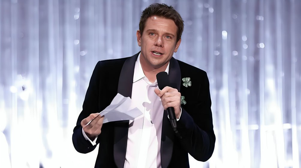 В Лондоне состоялась церемония награждения Fashion Awards которую ежегодно проводит Британский совет моды BFC Главную награду Дизайнер года получил Джонатан Андерсон за свою работу в качестве креативного директора Dior и JW Anderson В этой номинации Андерсон побеждает третий год подряд Как обычно скромный модельер назвал себя всего лишь шоугерл и поблагодарил сотрудников обеих своих компаний Лучшим дизайнером мужской одежды стала Грейс Уэльс Боннер недавно возглавившая креативное направление мужской линии Hermès Это ее вторая победа на BFC Fashion Awards Сара Бертон получившая в прошлом году специальную награду за работу в Alexander McQueen в этот раз была признана лучшим дизайнером женской одежды Награду ей вручила Кейт Бланшетт Британо турецкий дизайнер Дилара Финдикоглу стала обладательницей премии Vanguard Award которая отмечает новых и необычных британских дизайнеров Моделью года назвали Анок Яй о которой мы рассказывали совсем недавно В своей речи она подчеркнула что чернокожим моделям по прежнему приходится сталкиваться с препятствиями в индустрии а также призвала к прекращению конфликта в Судане откуда она родом Глава Dior Дельфин Арно получила из рук Анны Винтур награду за поддержку молодых дизайнеров в частности за премию LVMH Prize учрежденную ею в 2013 году Основательница Commes des Garçons Рей Кавакубо и ее партнер и генеральный директор бренда Адриан Джоффе получили премию Изабеллы Блоу за создание ретейлера Dover Street Market Брунелло Кучинелли удостоился приза за выдающиеся карьерные достижения певица Little Simz за культурные инновации а покойная британская стилистка Мелани Уорд посмертной награды за выдающийся вклад в моду The Blueprint News