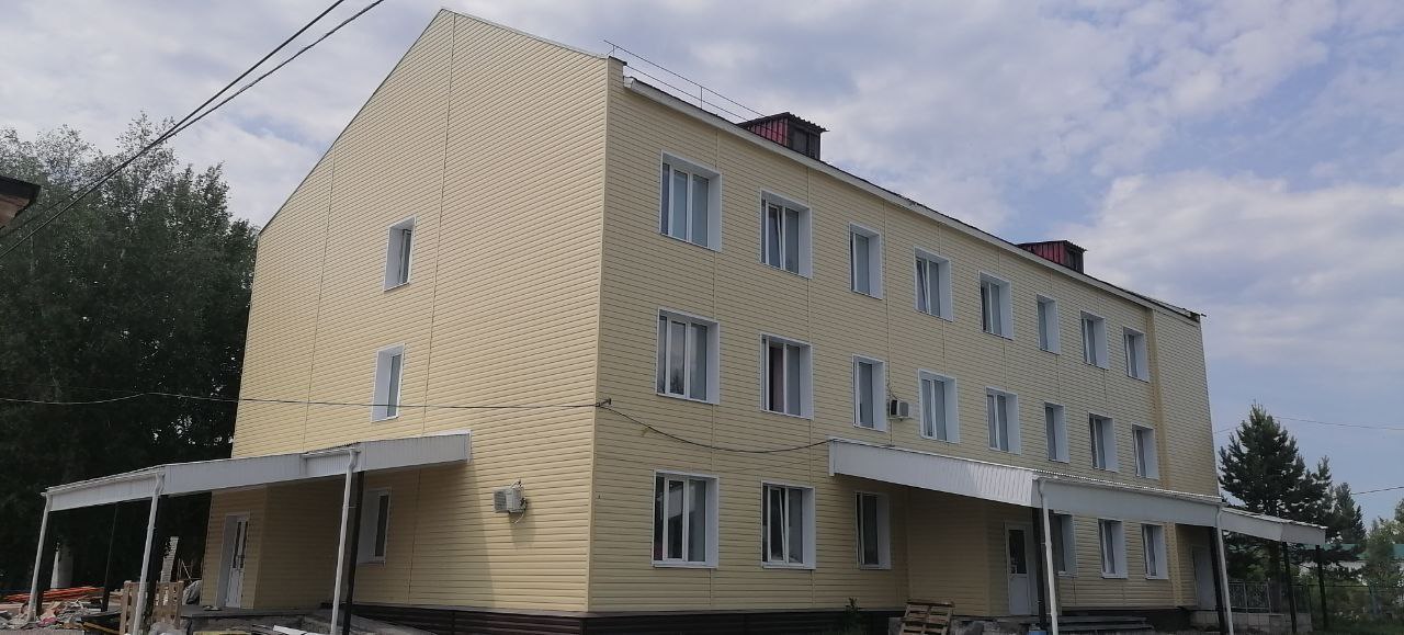 В Челно-Вершинском районе завершаются ремонтные работы в подразделениях больницы   В Челно-Вершинском районе активно ведутся работы по модернизации медицинских учреждений. Это стало возможным благодаря реализации национального проекта «Продолжительная и активная жизнь» и дополнительно выделенным средствам из областного бюджета по поручению Губернатора Самарской области Вячеслава Федорищева.   В настоящее время завершаются ремонтные работы пристроя к поликлинике и кровли основного корпуса Челно-Вершинской центральной районной больницы. На время работ медицинская помощь пациентам оказывается в другом корпусе, что позволяет не прерывать работу учреждения.     «Проведённые меры создадут комфортные условия и улучшат качество оказания медицинской помощи для наших пациентов», — подчеркнула главный врач Челно-Вершинской ЦРБ Валентина Иванова. - Параллельно в селе Новое Аделяково улучшаются условия в местном фельдшерско-акушерском пункте. В здании проводятся внутренние отделочные работы, после завершения которых порядка 400 жителей деревни будут получать необходимую медпомощь в комфортных условиях. На данный момент медицинская помощь оказывается в мобильном ФАПе, а фельдшер осуществляет выезды на дом к пациентам. Завершить работы планируется к августу текущего года".  Модернизация первичного звена здравоохранения — одно из важных направлений национального проекта "Продолжительная и активная жизнь", который реализуется по решению Президента страны Владимира Путина. Ранее современный ФАП был возведен в селе Чистовка. В этом году запланированы частичный ремонт здания Челно-Вершинской ЦРБ и возведение современного ФАПа в селе Новое Эштебенькино.  #первичноезвено_63 #НацПроектАктивнаяЖизнь #СамарскаяОбласть