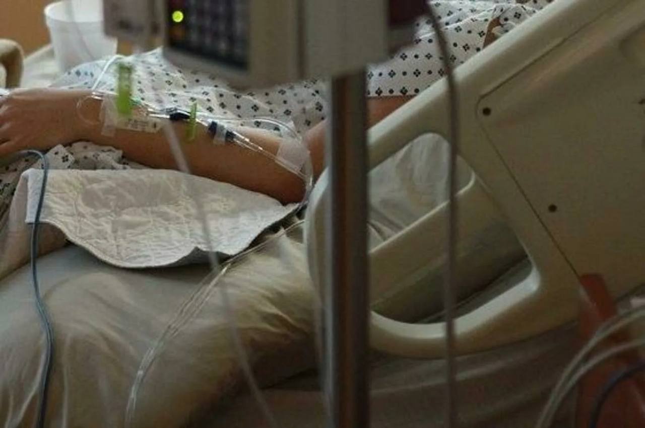 Четверо подростков попали в реанимацию в Краснодаре. Предварительно, все они отравились неизвестным веществом.  4 школьницы были доставлены в больницу с двух адресов в микрорайоне Музыкальный: с Агрохимической улицы и улицы Есенина. У всех у них диагноз «токсическое отравление неизвестным веществом». Всем пострадавшим от 14 до 16 лет. Некоторые из них находятся в коме.  Сейчас врачи борются за жизнь девушек. По предварительной версии, дети могли употребить наркотики.  МедКрай Ваше здоровье