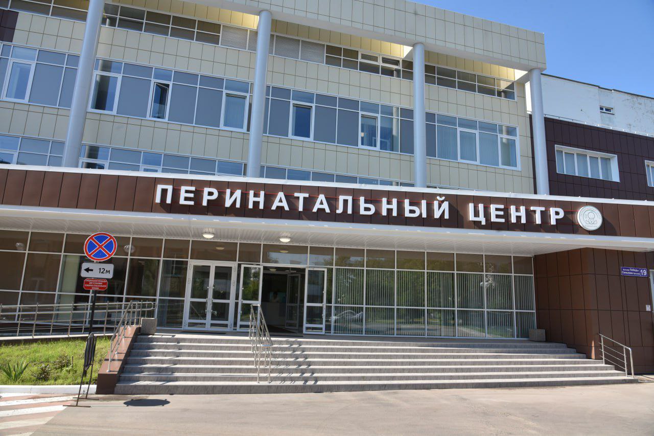 В 2025 году ещё девять врачей получили по 3 миллиона рублей из бюджета республики на улучшение жилищных условий. Это важный шаг в борьбе с дефицитом медицинских кадров и часть нацпроекта «Продолжительная и активная жизнь». Эта мера поддержки для врачей самых востребованных специальностей была введена в прошлом году. Уже есть результаты. В 2024 году 4 врача получили выплаты и остались работать в республике. В Перинатальном центре появился акушер-гинеколог, Республиканской клинической больнице –анестезиолог-реаниматолог, в психоневрологическом и наркологическом диспансерах – психиатры. В 2025 году в медорганизации республики пришли работать ещё 9 врачей, получивших выплаты на улучшение жилищных условий, включая анестезиологов, патологоанатома, ревматолога и стоматолога. Продолжим развивать программы поддержки медиков, потому что их труд – основа здоровья всей республики.