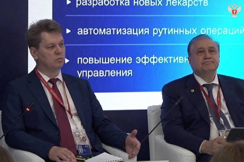 Минздрав России VK Вадим Ваньков: В РФ зарегистрировано 47 медизделий с ИИ, из них 42 — разработки отечественных вендоров Об этом рассказал заместитель министра здравоохранения РФ Вадим Ваньков в рамках сессии «Искусственный интеллекта в здравоохранении: от технологического прорыва к системным изменениям» на Петербургском международном экономическом форуме-2025. Замминистра подчеркнул, что Минздрав России на протяжении последних нескольких лет ведет системную работу в области нормативно-правового регулирования. Так, процедура регистрации медицинских изделий с искусственным интеллектом постоянно оптимизируется. — На сегодняшний момент ландшафт представлен 47 медицинскими изделиями с технологией искусственного интеллекта, причем 42 из них являются разработками отечественных вендоров, но при этом только чуть больше 30 присутствуют в реестре отечественного ПО, — отметил он. Вадим Ваньков рассказал, что наибольшее число зарегистрированных решений связано с анализом изображений, и эти технологии уже активно применяются в медицинских организациях 85 субъектов России. Так, например, совместный проект Минздрава России с Правительством Москвы позволил многим регионам обеспечить быстрый старт с использованием централизованной платформы «МосМедИИ». — У нас более 70 регионов используют это решение как централизованное. И уже обработано более 4 млн. изображений. Более чем 1,7 тыс. организаций подключены и используют эти технологии в своей деятельности, — уточнил замминистра. Он добавил, что в ноябре 2024 года начал работу ведомственный инцидент по внедрению ИИ в здравоохранение. — Он ставит своей задачей внедрение в реальную практику медицинских организаций технологии искусственного интеллекта, — отметил Вадим Ваньков. Отдельно замминистра выделил еще одно ключевое направление работы — повышение доверия к технологиям ИИ со стороны врачебного сообщества с помощью образовательных программ. — Уже на сегодняшний момент более 36 соответствующих образовательных программ у нас созданы. И состоит задача обучения как базовым навыкам, так и более расширенным совместно с разработчиками соответствующих решений для того, чтобы и понимание, и осознание, и доверие со стороны врачебного сообщества у нас соответствующим образом возрастали, — заключил он.