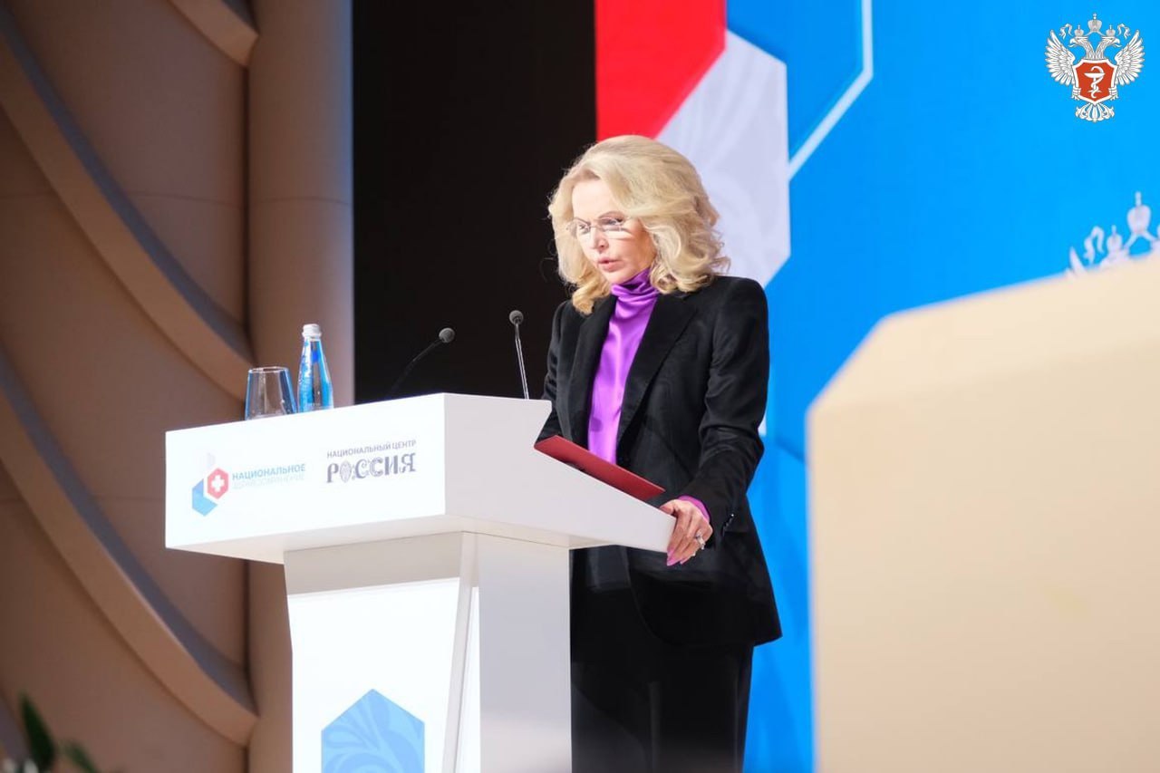 Татьяна Голикова Уже почти 6 млн россиян проверили репродуктивное здоровье в 2025 году Об этом сообщила вице премьер РФ Татьяна Голикова на 4 ом Национальном конгрессе с международным участием Национальное здравоохранение 2025   Профилактика болезней должна стать приоритетом в здравоохранении РФ заявила вице премьер РФ В этом году темпы проведения медосмотров выросли за весь прошлый год их прошли почти 7 млн человек заявила она В прошлом году началась диспансеризация по оценке репродуктивного здоровья которую прошли почти 7 млн человек В этом году нарастили темпы за 9 месяцев это уже почти 6 млн сказала она Глобальный тренд здравоохранения смещение фокуса на раннее выявление угроз здоровью Ключевую роль здесь играет медицина предрисков заметила Татьяна Голикова Одним из элементов мировых национальных стратегий медицины является медицина предрисков с регулярными скрининговыми обследованиями Мы должны предвидеть болезнь до ее появления Мы нарабатываем инструменты для этого Например благодаря генетическим исследованиям мы можем выявить наследственную предрасположенность к раку сердечно сосудистым заболеваниям нейродегенеративным расстройствам сказала она   Главная цель профилактической политики сделать человека активным участником заботы о своем здоровье Формирование у наших граждан ответственного отношения к своему здоровью возможно лишь через объединение усилий всех отраслей напрямую взаимодействующих с человеком Наша задача дать им инструменты чтобы стать активными участниками этого процесса добавила Татьяна Голикова Подписывайтесь на Минздрав России в МАХ ЗдоровьеВПриоритете