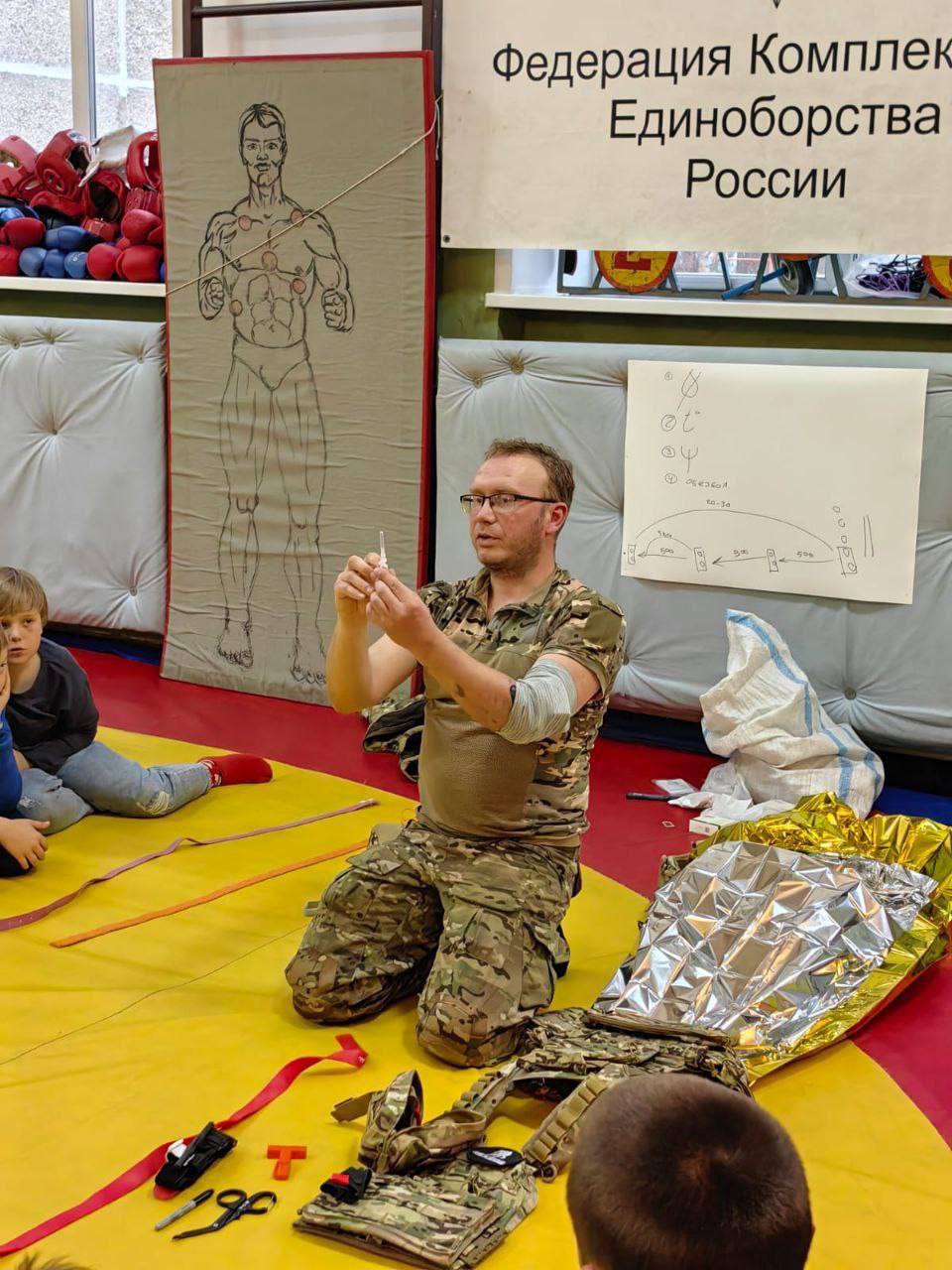 Фельдшер из Самарской области Константин Малышев около трех лет спасает раненых бойцов в зоне СВО          Медработник Константин Малышев оказывает медицинскую помощь участникам СВО, в том числе, в одном из пунктов эвакуации Авдеевского направления в составе медицинского взвода 30-ой отдельной гвардейской мотострелковой бригады. В настоящее время прошел обучение по тактической медицине и оказанию психологической помощи.       Летом 2022 года он добровольно отправился в зону СВО. В 2024 году при выполнении боевой задачи был тяжело ранен.   «Мы выехали эвакуировать раненых бойцов. В результате атаки БПЛА я получил тяжелую травму левой руки, уха и контузию. Сейчас  восстанавливаюсь после ранения и думаю о том, как помочь бойцам на поле боя. Свое будущее связываю с передачей накопленного опыта и специальных знаний», - рассказал участник СВО.      В ближайшее время Константин Малышев продолжит оказывать медицинскую помощь участникам СВО.