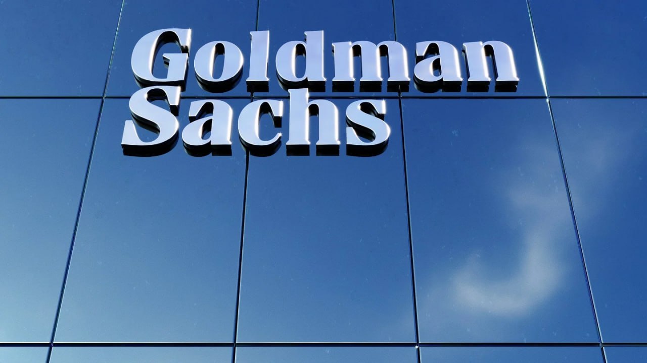 Goldman Sachs признает криптовалюту в письме акционерам Впервые Goldman Sachs упомянул криптовалюты в своем ежегодном письме акционерам, признав их влияние на финансовые рынки. Банк также увеличил свою долю в биткоин-ETF, удерживая $1,27 млрд в IBIT BlackRock и $288 млн в FBTC Fidelity, несмотря на предупреждения о рисках, связанных с блокчейном.