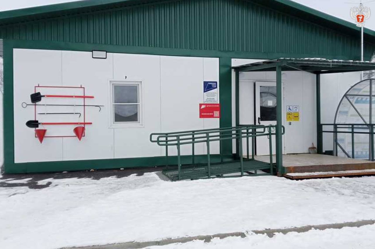 В Нижегородской области открылся новый ФАП  К новому фельдшерско-акушерскому пункту в селе Теплово, которое расположено примерно в 160 км от Нижнего Новгорода, прикреплено около 1800 человек, в том числе почти 330 детей.  — Здравпункт оснащен всем необходимым оборудованием. Здесь предусмотрены процедурный кабинет, кабинет приема с гинекологическим креслом, стерилизационная, санузлы для сотрудников и посетителей и другие помещения, — сообщил главврач Кулебакской центральной районной больницы Александр Болтенко.    Новое здание оборудовано пандусами для маломобильных пациентов, посетителей с детскими колясками и табличками со шрифтом Брайля для людей с нарушениями зрения.  В ФАПе работают фельдшер и акушерка.   — Я посвятила свою жизнь заботе о здоровье сельских жителей, и открытие этого ФАПа — настоящий подарок для всех нас. В новом здании есть все необходимое, чтобы оказывать квалифицированную помощь в комфортных условиях, а это значит, что мы сможем заботиться о наших пациентах еще лучше, — рассказала акушерка Светлана Карякина.    Также за ФАПом закреплен автомобиль «Служба здоровья». На нем медики будут выезжать на дом, доставлять анализы в Кулебакскую центральную районную больницу.  #Модернизация
