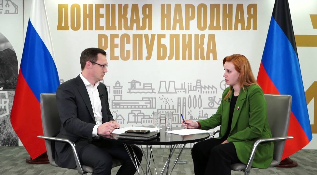 По поручению Главы ДНР Дениса Пушилина сегодня провел Прямую линию, в рамках подготовки к которой в чат-бот были направлены вопросы жителей Республики. Более 200 сообщений принял в работу, на каждый вопрос специалистами Минздрава ДНР будет подготовлены разъяснения, оказана медицинская помощь. В студии с Аленой Морозовой обсудили обращения, которые наиболее актуальны сегодня для граждан Республики: льготное лекарственное обеспечение - о категориях льготников, о старте работы чат-бота для поиска аптеки, где выдаются препараты медосмотры школьников - о работе 12 больниц Республики по субботам со всеми детскими специалистами взятки в больницах - об ответственности каждого медработника за недопущение незаконного взимания денежных средств с пациентов полисы ОМС - о правах гражданина на бесплатное оказание медпомощи повышение зарплаты медикам - о разработанном НПА, позволяющем обеспечить достойный уровень оплаты труда медработникам наравне с другими субъектами России целевое обучение для ординаторов - куда и когда обращаться студентам бесплатные анализы - как часто можно сдавать анализы бесплатно по назначению врача транспортировка пациентов Медпатруля «Здоровье» - о доставке отдельных категорий пациентов к медицинским организациям для проведения диагностических и иных исследований, назначенных врачами Медпатруля «Здоровье» по поручению Главы ДНР донорство - почему это важно, особенно в период боевых действий на территории Республики Также поручил главному врачу ГБУ ДНР «РКБ им.Калинина» оказать помощь одной из жительниц Республики, обратившейся на Прямую линию. По всем вопросам на имеющихся информационных ресурсах Минздрава ДНР будет размещена подробная информация для удобства жителей Республики. Благодарю всех, кто обратился ко мне со своими вопросами на Прямую линию! Ряд вопросов выявил новую проблематику, с которой будем работать.