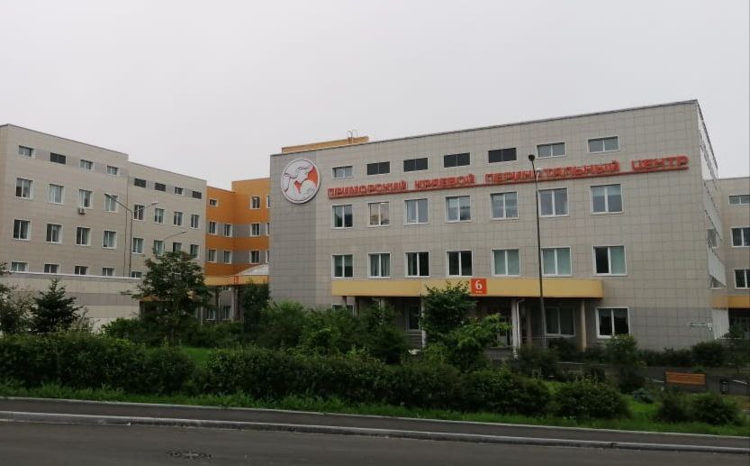 Малыш-богатырь появился на свет в перинатальном центре Приморья. Вес крохи составил 4890 гр., а рост – 59 см. Накануне врачи Приморского краевого перинатального центра помогли стать многодетной мамочкой женщине из города Фокина. Она поступила в центр с диагнозом – крупный плод. Врачи оперативно оказали всю необходимую помощь. Кстати, до этого в семье уже рождались крупные малыши – 3580 гр. и 4200 гр. «Рождение через естественные родовые пути ребёнком свыше 4 500 гр. несет колоссальные риски для здоровья ребёнка и матери, поэтому было принято решение о родах путем операции КС, хотя первые двое родов крупных малышей у мамочки проходили самостоятельно», – говорят врачи. Мама и малыш чувствуют себя хорошо и уже совсем скоро смогут отправиться домой.