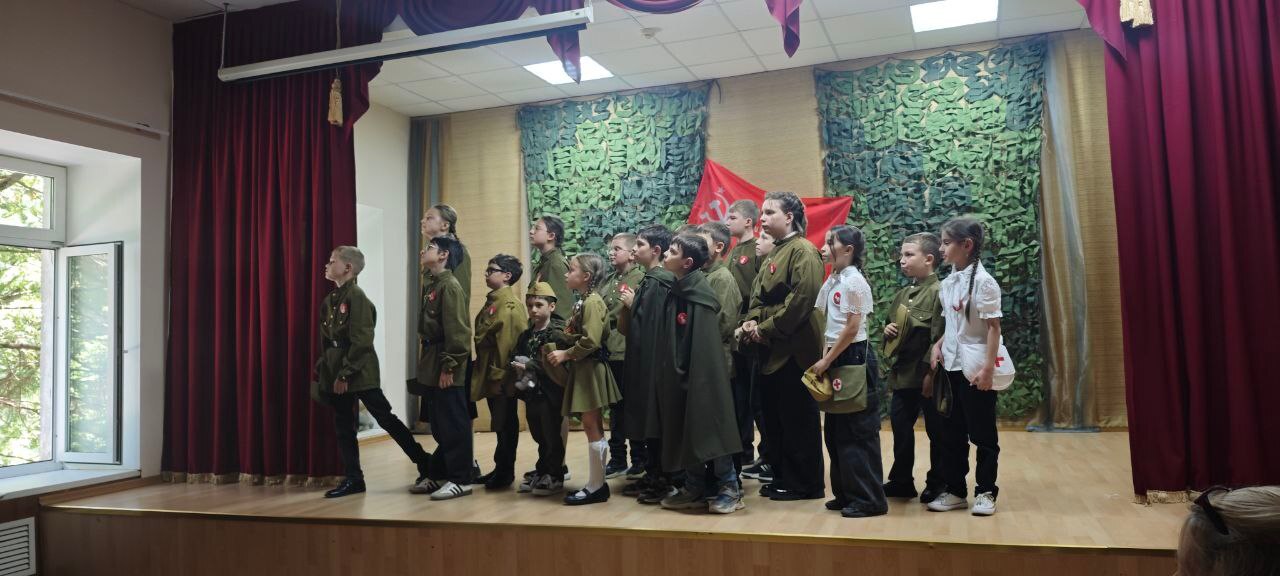 В Ставропольской краевой психиатрической больнице №1 завершился Культурно-патриотический летний интенсив   Для детей сотрудников больницы были организованы различные мероприятия, направленные на освоение практико-ориентированных социальных навыков и развитие нравственных качеств, таких как любовь к Родине, уважение к истории, культуре и традициям.  Под руководством педагогов ребята познакомились с традициями русской культуры,  организацией походной кухни, вооружением, освоили молодецкие игры, навыки строевой подготовки и тактической медицины. Тема патриотизма и культурного наследия освещена в рамках экскурсионного маршрута по местам памяти и боевой славы Ставрополя, посещения Исторического парка «Россия — моя история», а также на занятиях с педагогом-историком.  Ребята за короткий срок сумели воплотить на сцене литературно-музыкальную композицию «Дорогами войны». Юные артисты отдали долг памяти тем, кто воевал и погибал за жизнь и беззаботное детство.