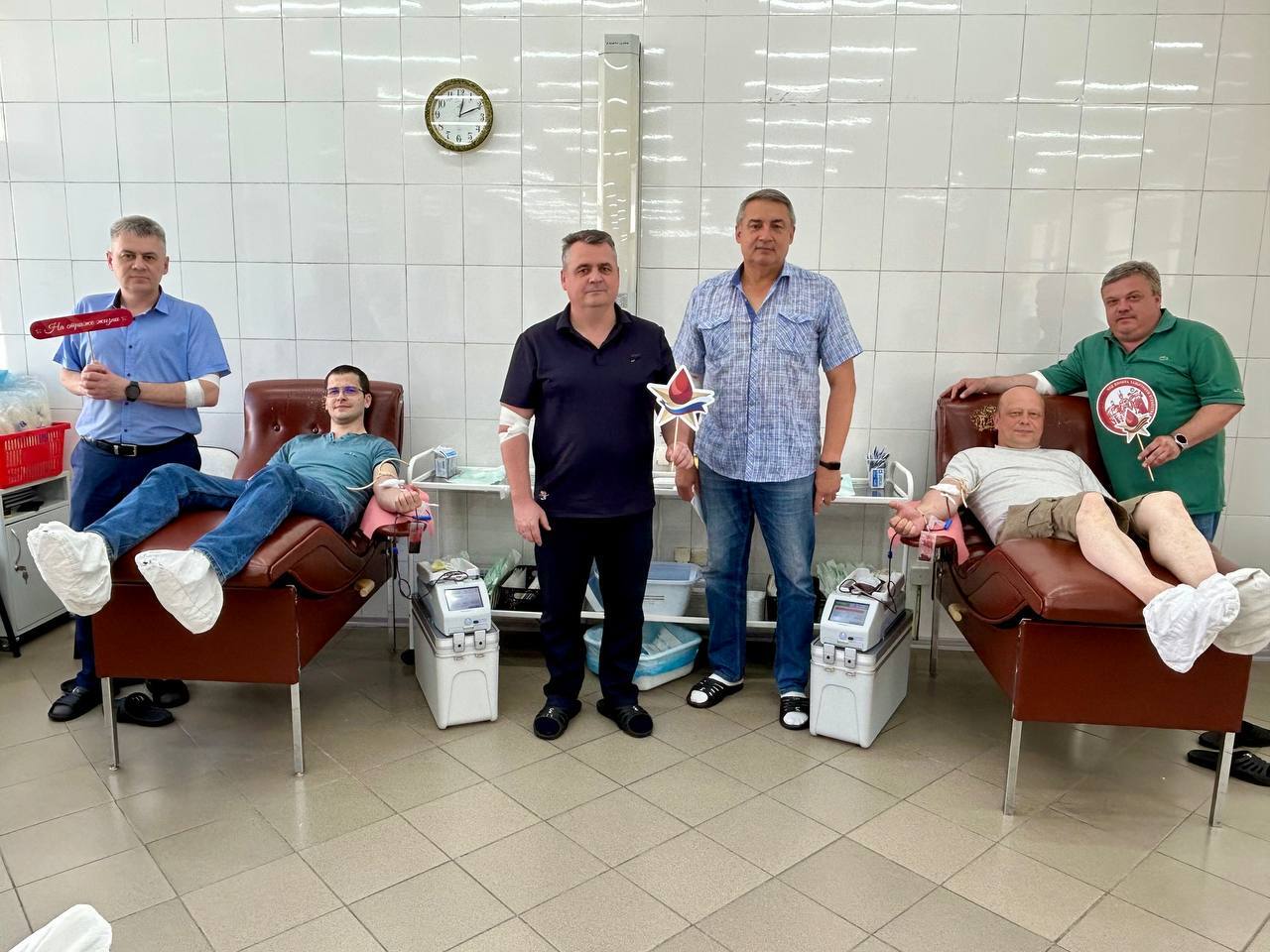 Активисты ФГУП "Главного радиочастотного центра" в СФО по Кемеровской области сдали кровь В преддверии Всемирного дня донора активисты радиочастотного центра посетили Кузбасский центр крови, дружным коллективом пришли сдать кровь. Все участники акции - активные доноры, регулярно сдающие кровь и её компоненты. "Эта дата объединяет людей, которые хотя бы раз в жизни приняли участие в столь благородном деле. Благодаря участию в донорских акциях ежегодно в Кузбассе удаётся спасти тысячи жизней..", - рассказывает один из участников донорской акции. Специалисты Кузбасского центра крови напоминают, что стать донором может любой здоровый гражданин РФ достигший возраста 18 лет, не имеющий противопоказаний к донорству, а его вес должен быть более 50 кг. #ВсемирныйДеньДонораКрови2025 #КузбасскийЦентрКрови #ЯДОНОРКУЗБАССА #Формуладонорства #КУZБАСС #КодДонораЗащитникиОтечества #ДонорыКровиНаследникиПобеды #ДонорствоСвязьпоколений