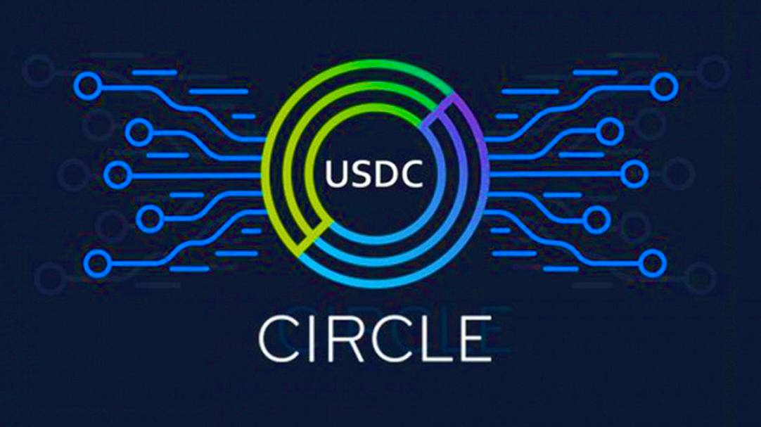 Circle хочет стать трастовым банком в США Сначала выпуск второй по капитализации стейблкоина привязанного к доллару, потом успешный выход на IPO. Теперь банкинг. Circle подала заявку в Управление денежного обращения США, чтобы получить лицензию национального трастового банка. Если Circle получит такую лицензию, компания сможет официально хранить криптоактивы и резервы USDC от имени крупных клиентов и институциональных инвесторов. При этом нельзя будет принимать принимать обычные денежные вклады и выдавать кредиты, как традиционные банки. CEO Circle Джереми Аллэйр говорит: Наша компания всегда стремилась к максимальной прозрачности и доверию, а статус трастового банка будет следующим шагом после выхода на биржу. Новая структура будет управлять резервами USDC, хотя часть средств продолжат храниться в крупных банках. Мы также планируем предлагать услуги хранения не только для криптовалют, но и для токенизированных активов, например акций и облигаций, которые переведены в формат блокчейна. В июне глава Circle прогнозировал, что скоро начнётся настоящая революция стейблкоинов. Он считает, что разработчики пока не осознали весь потенциал криптовалют денег. #новости_крипты #USDC #Circle