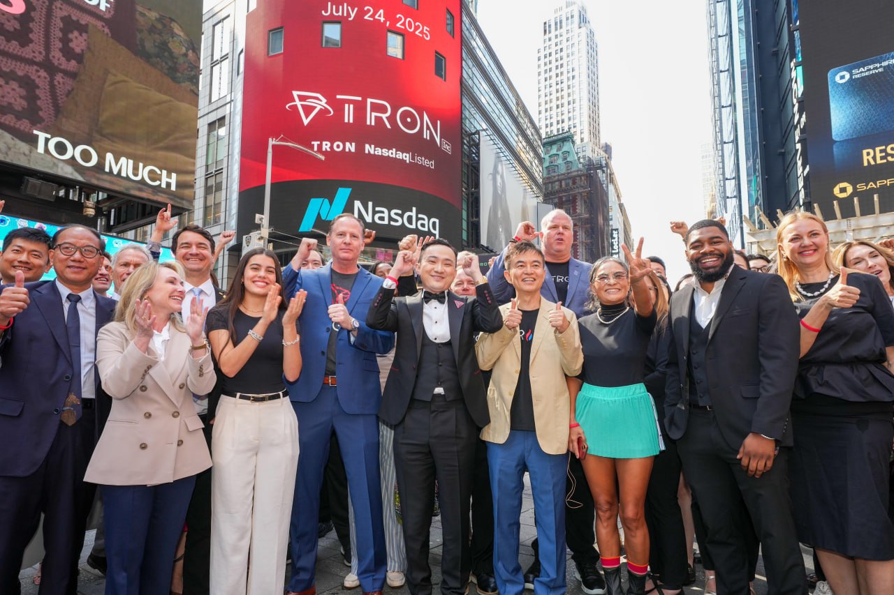 Компания с резервом токенов TRX вышла на Nasdaq с тикером TRON Американская компания SRM Entertainment завершила ребрендинг, ее акции на Nasdaq сменили тикер с SRM на TRON. Это финальный этап трансформации в TRON Inс — публичную компанию с крипторезервом в токенах TRX. В июне компания направила $100 млн на покупку 365 млн TRX и разместила их в стейкинге через JustLend, став крупнейшим публичным держателем токена. Тогда же TRON Inc объявила о смене стратегии и включении основателя сети Tron Джастина Сана в стратегический совет. Сегодня Сан дал официальный старт торговой сессии, а изображение с логотипом Tron было выведено на главный экран Nasdaq на Таймс-сквер в Нью-Йорке. Биржа транслировала церемонию открытия торгов в официальном аккаунте в X, называя TRON Inc «пионером в области блокчейн-стратегий управления резервами». До ребрендинга SRM занималась производством сувенирной продукции для Disney, Universal и других крупных тематических парков, но теперь она позиционирует себя как компанию, перенявших стратегию крипторезерва по примеру Strategy Майкла Сэйлора, но сделав ставку на Tron. После смены стратегии акции SRM взлетели почти на 1000%. Ранее Financial Times писала, что к запуску Tron Inc причастны структуры семьи Дональда Трампа. Сын президента США Эрик Трамп опроверг это, но заявил, что является «большим фанатом Tron» и назвал Джастина Сана «отличным другом и иконой в криптопространстве». Фото: NasdaqExchange / X Присоединяйтесь к форуму РБК Крипто