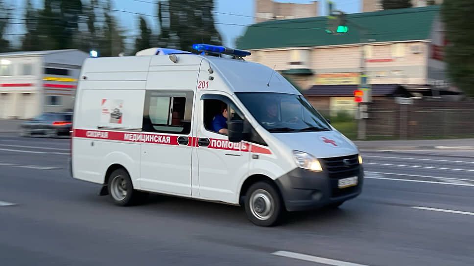 СКР проверит жалобы на скорую в Ижевске, которая 5 часов ехала к ребенку В Ижевск на сборы приехала команда юных пловцов из Казани. Они разместились в комплексе Rustic.Sport. У одного из детей ночью поднялась температура, к утру – почти 40°. Неотложку вызвали сразу, но она прибыла, по словам очевидцев, только через пять часов. Мать просила не давать лекарства до приезда врачей. Однако ожидание оказалось слишком долгим, и ребенку все-таки дали жаропонижающее. Тренеры рассказали, что медработники лишь бегло осмотрели пациента, не поставили диагноз и ушли фотографироваться у бассейна. СК намерен установить все детали инцидента и принять процессуальное решение по результатам проверки.