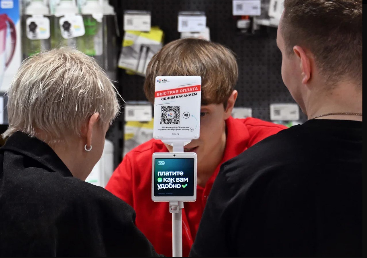 Бесплатный QR vs банковские альтернативы: кто задаст правила платежей? НСПК теряет доходы, но получает монополию — оператору запретили брать плату за QR-коды, зато разрешили подключать банковских агентов. Сроки перенесли, но не для всех — крупные банки и ритейл должны внедрить систему к 2026 году, остальные могут тянуть до 2028-го. Банки-гиганты не сдаются — Сбер, Альфа и Т-Банк готовят альтернативные QR-решения, несмотря на госстандарт. Разрыв между крупными и мелкими игроками растет: адаптация к новым правилам может стоить банкам до 40% годового IT-бюджета оценки экспертов «Ъ» . К 2026 году крупные игроки адаптируются, а малый бизнес либо встроится в экосистему через партнеров, либо останется за бортом. Конкуренция между банками за торговые сети усилится, а НСПК может столкнуться с давлением за «бесплатность» сервиса. При этом альтернативные QR-системы от крупных банков создадут параллельный платежный ландшафт — вопреки или вместе с госрешением. ProБанки