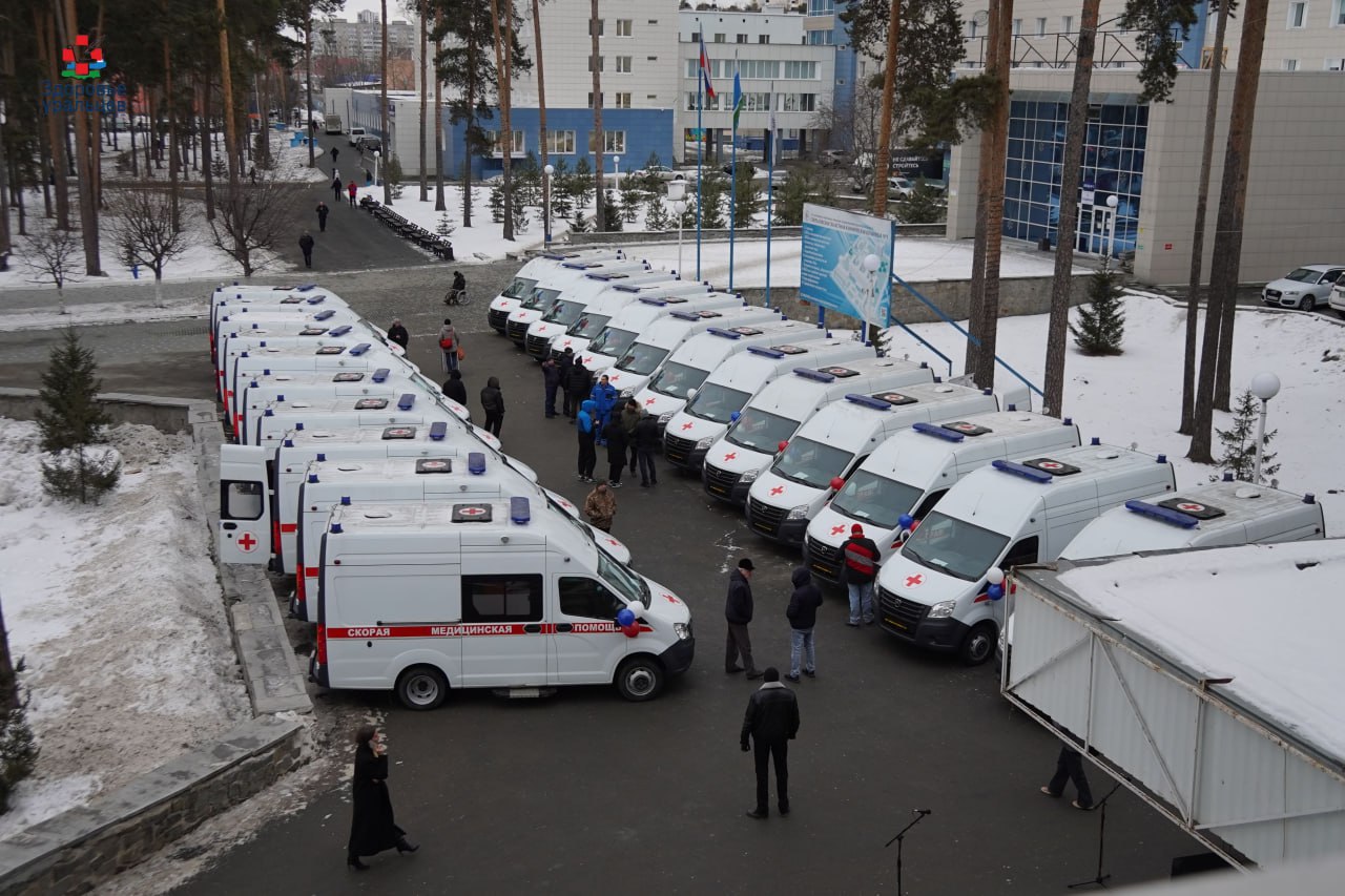 Новые автомобили «скорой помощи» появились в уральских больницах   23 машины передали представителям 18 свердловских медучреждений.  По два автомобиля отправились в Верхнепышминскую центральную городскую больницу, Белоярскую ЦРБ, на Алапаевскую станцию скорой медицинской помощи, в Центральную городскую больницу Кушвы и в Верхнесалдинскую ЦГБ  По одной машине получили медучреждения Богдановича, Ирбита, Камышлова, Ивделя, Серова, Шали, Талицы, Тавды, Сухого Лога, Режа, Нижних Серёг, Арти. Также один автомобиль встал в строй на Станции скорой медицинской помощи имени В.Ф. Капиноса в Екатеринбурге.    Здоровье уральцев