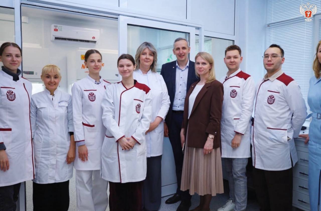 Сегодня среда, а значит…#НаучнаяСреда В Сибирском ГМУ Минздрава России открылась лаборатория по выращиванию клеток в искусственной среде вне организма В лаборатории будут изучать клеточные механизмы развития заболеваний и разрабатывать новые методы диагностики и терапии. ↪ Преимущества лаборатории Культивирование клеток вне организма — уникальная технология, которая дает возможность исследовать их биохимию, физиологию, поведение и дифференцировку. Это важно для создания моделей патологических состояний, изучения причин и механизмов развития болезней, а также для разработки инновационных методов диагностики, профилактики и терапии. ↪ Прикладное значение лаборатории Лаборатория будет решать актуальные научные задачи, среди которых особое внимание уделяется проблеме иммунометаболизма — взаимодействию между процессами обмена веществ и иммунной системой. Нарушения в этой области способствуют развитию таких заболеваний, как метаболический синдром, ожирение, сердечно-сосудистые и онкологические патологии. Одной из прикладных задач станет разработка диагностического теста для оценки провоспалительного статуса пациента и прогнозирования риска хронических заболеваний. Сейчас в лаборатории работают над несколькими междисциплинарными исследовательскими проектами: Исследование влияния метаболического синдрома на легкие Ученые разработали способ моделирования этого состояния у животных и подтвердили его роль как фактора риска легочных патологий. Проект по клещевым инфекциям Совместно с другими кафедрами исследуются маркеры для ранней диагностики инфекций. #БудущееМедицины #МедицинскаяНаука #СделаноВРоссии