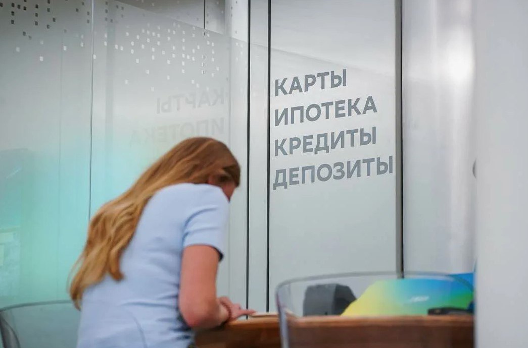 Кредитный марафон: россияне рванули за займами вопреки высоким ставкам данные «Сравни» . Потребительские кредиты взлетели на 49% за апрель при росте на 5% год к году. Автокредиты выросли в 1,7 раза за месяц, демонстрируя рекордный спрос. Кредитные карты прибавили 17%, но эксперты советуют ждать снижения ставок до осени. Рост выдачи автокредитов в 2,3 раза за год показывает — даже при ставках под 30% спрос на «быстрые деньги» только крепнет. Рынок замер в ожидании снижения ключевой ставки — банки наращивают выдачу, но рискуют столкнуться с волной дефолтов, если доходы россиян не успеют за платежами. ProБанки