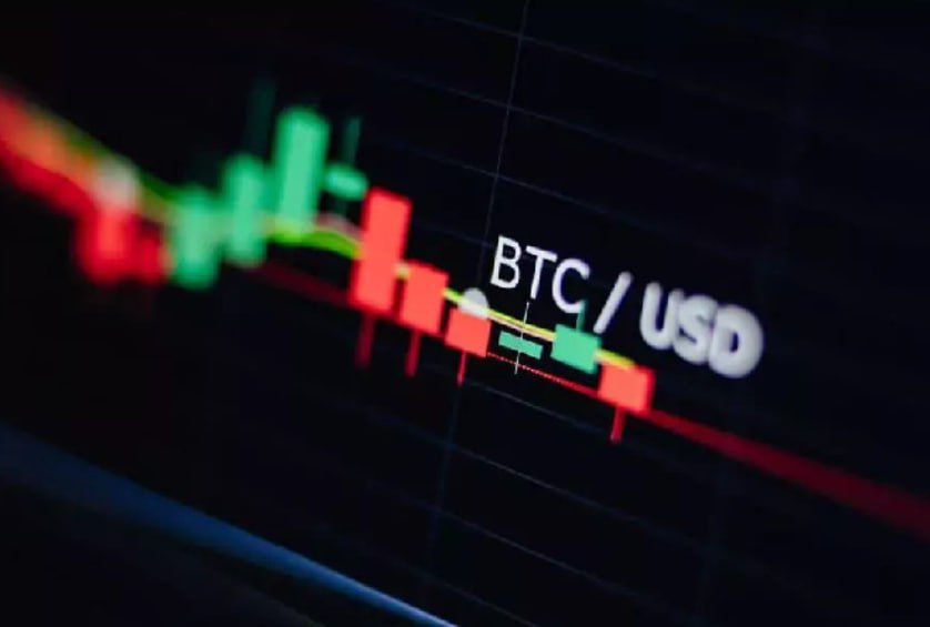 CryptoQuant: майнеры продали часть BTC, но спрос на биткоины растёт По данным CryptoQuant, в среду, когда биткоин поднялся до нового исторического максимума около $93,500, отдельные крупные майнеры воспользовались возможностью получить прибыль, продав часть своих активов. Некоторые крупные майнеры биткоинов сократили свои активы, поскольку цена достигла новых исторических максимумов. Объём продаж ещё невелик, около 2000 биткоинов за последнюю неделю, но важно продолжать следить за ситуацией, — отметили аналитики CryptoQuant. Во время президентских выборов в США индекс позиции майнеров MPI вырос примерно с 0,89 до текущих 3,56, затем произошёл откат к значению 1,81. MPI представляет собой отношение общего оттока майнеров к годовому скользящему среднему общему оттоку майнеров в долларах США. Более высокое значение индекса показывает, что майнеры отправляют на биржи больше монет, чем обычно, что указывает на возможную продажу. Несмотря на продажи майнерами, аналитики CryptoQuant утверждают, что биткоин по-прежнему не переоценён: При текущих уровнях цен такие показатели оценки, как отношение рыночной стоимости к реализованной стоимости MVRV , не указывают на то, что биткоин переоценён, что позволяет предположить, что вскоре он может достичь отметки в $100,000. Аналитики также наблюдают признаки нарастающего спроса, поскольку на рынок выходит всё больше инвесторов. Интерес инвесторов в США заметно вырос после президентских выборов, о чем свидетельствует премия за биткоин на Coinbase.