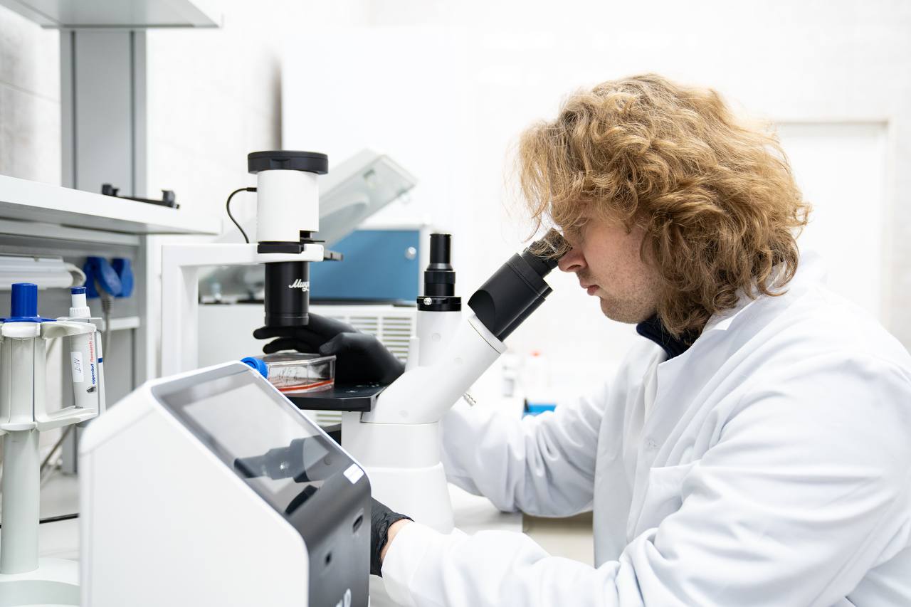 В России научили обманывать иммунитет при генной терапии Ученые Сеченовского Университета разработали первую в мире технологию биокамуфляжа для вирусных векторов Одна из ключевых проблем генной терапии это то что из за реакции иммунитета такие препараты можно ввести пациенту только один раз при повторном введении иммунная система блокирует вирусный вектор делая лечение неэффективным Новая технология маскирует вектор носитель аденоассоциированный вирус с помощью клеточной мембраны Вектор становится невидимым для антител но сохраняет способность доставлять лечебные гены В эксперименте на мышах закамуфлированные векторы успешно работали даже при наличии нейтрализующих антител тогда как обычные векторы свою функцию теряли Разработка открывает путь к многократной генной терапии хронических заболеваний и может снизить стоимость лечения поскольку один и тот же вектор можно будет использовать повторно Новость требует проверки т к на сайте Сеченовского Университета не нашлось этого материала