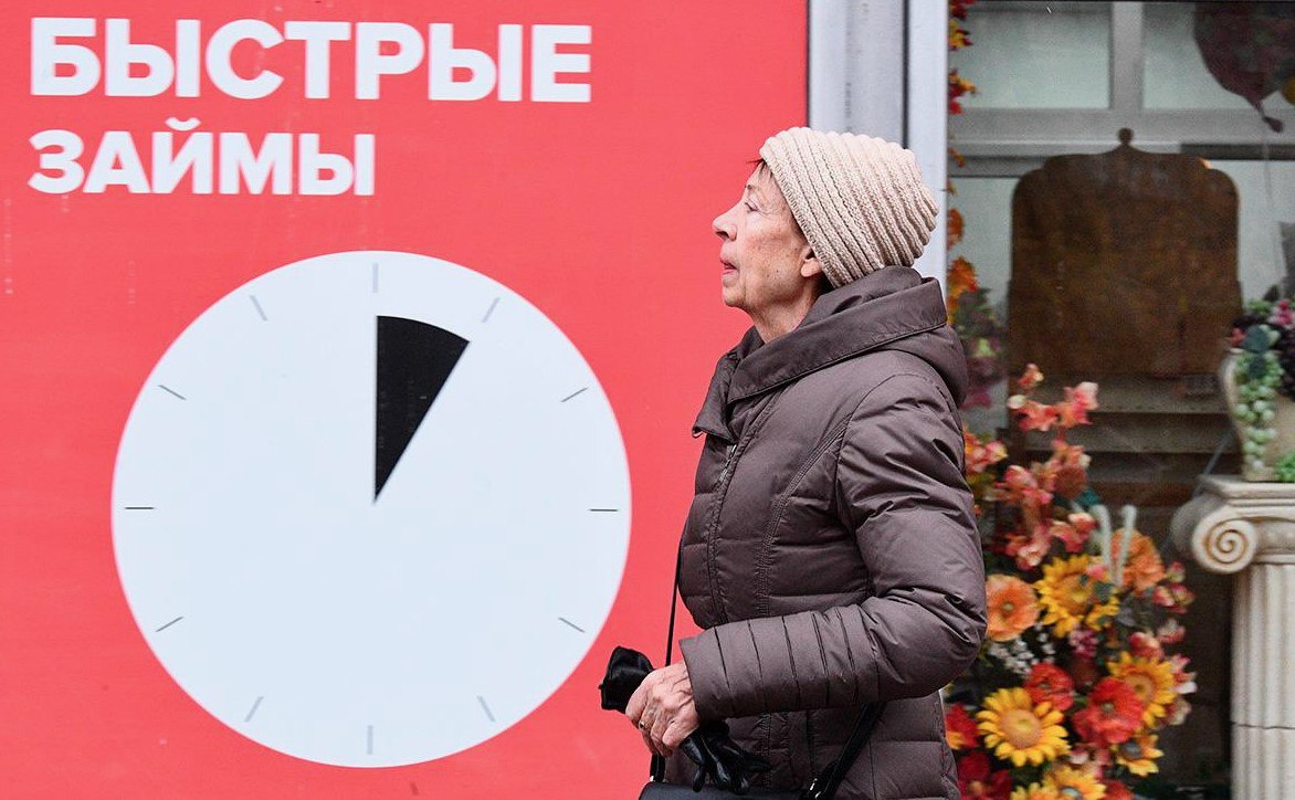 Самоконтроль вместо кредитов: как россияне учатся жить по средствам. 10,3 млн самозапретов — 91% выбрали полный отказ от кредитов 9,35 млн заявок . Главные адепты — поколение 35-45 лет 23% , реже всего снимают запрет 14% . ТОП-3 регионов — Москва 1,03 млн , Подмосковье 698 тыс. , СПб 478 тыс. . Каждый сотый россиянин 324 тыс. всё же снял финансовые ограничения — молодежь до 25 лет делает это в 3 раза чаще других данные ОКБ на 5 мая 2025 года . К концу 2025 года число «самозапретчиков» может превысить 15 млн, а банки начнут предлагать альтернативные продукты с «охлаждающим периодом». ProБанки